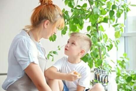 mor som snakker med sønnen sin og bruker raserianfalle som læringsmuligheter