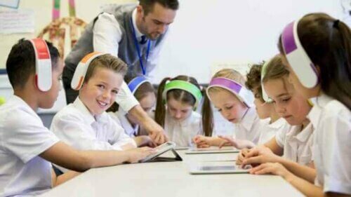 Barn med hodetelefoner