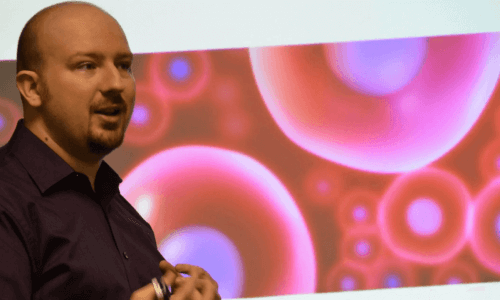 Brian Robertson holder en presentasjon.