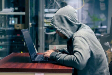 En hacker i hettegenser.