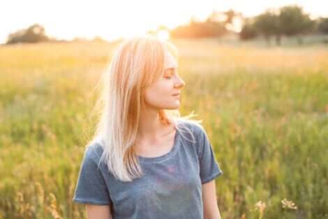 En kvinne i en åker.