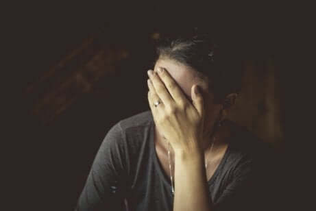 En kvinne med posttraumatisk stresslidelse.