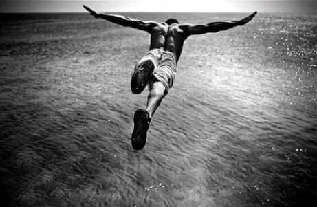 En mann med neofili som stuper ned i havet.