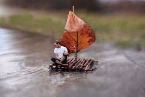 En mann som seiler alene.