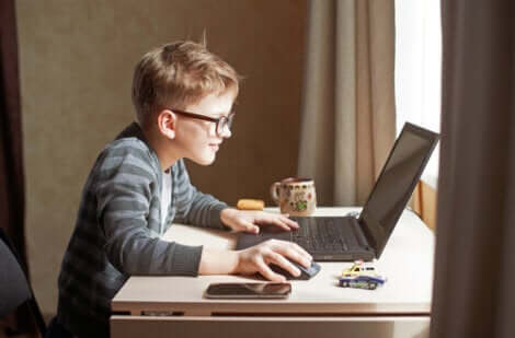 Et barn som leker på en bærbar datamaskin i en verden av digitalisering.