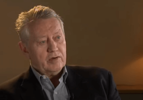 Et bilde av et intervju med Chuck Feeney.