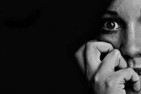 en kvinne som ser redd ut