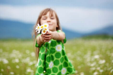 En jente som holder blomster