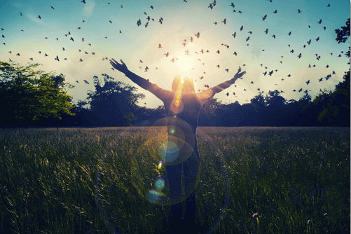 Kvinne med åpne armer.