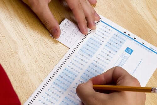 En person som tar en test