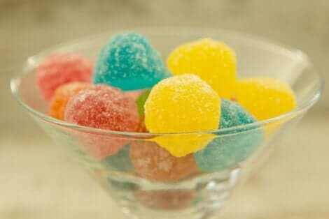 En bolle full av fargerikt godteri.