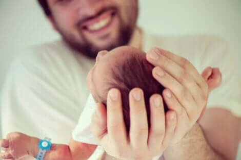 En far som holder babyen sin.