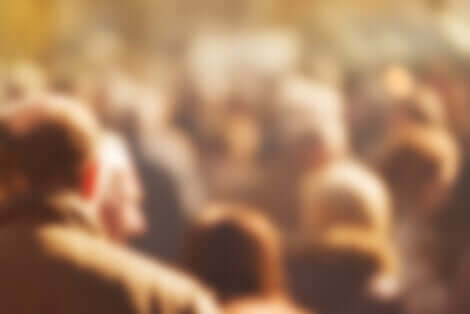 En gruppe mennesker som går.