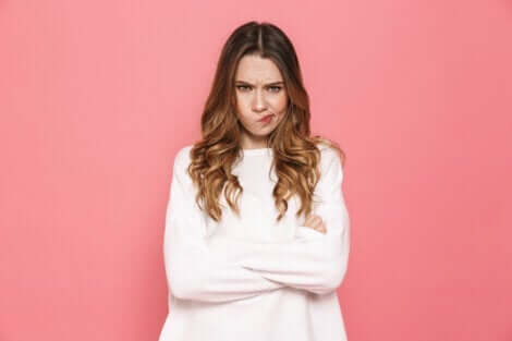 En kvinne som ser irritert ut.