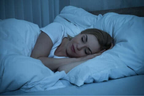 En kvinne som sover om natten.