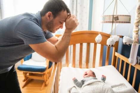 En pappa med en gråtende baby.