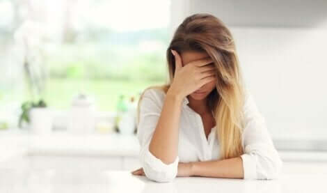 En trist kvinne med foreldre som misbruker henne psykologisk.