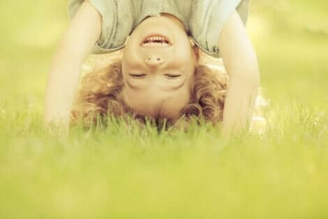 Selvkontroll hos barn er nødvendig for at de senere skal ha god psykologisk helse. På dette bildet, et lykkelig barn.