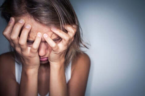 Symptomene på agorafobi inkluderer angst. 