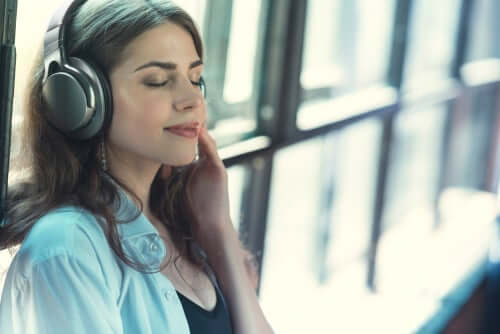 Kvinne som lytter til musikk.