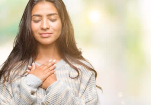 Kvinne som stoler på seg selv.