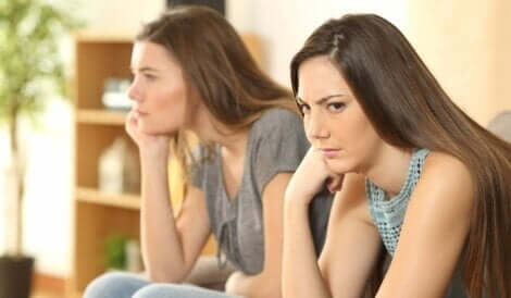 To jenter som er sinte