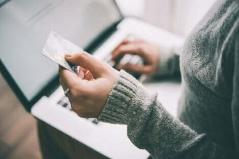 En kvinne som bruker kredittkortet sitt online.