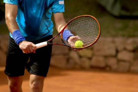 En tennisspiller på banen.