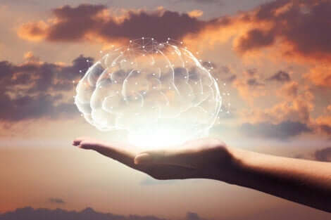 En person som holder en illustrasjon av en hjerne