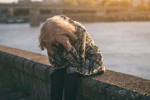 En fortvilet kvinne.