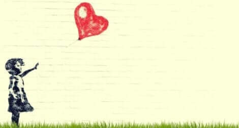 En jente med en hjerteballong