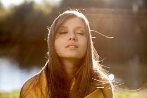 Kvinne som praktiserer Slow Living.