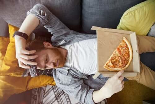 Mann med pizza.