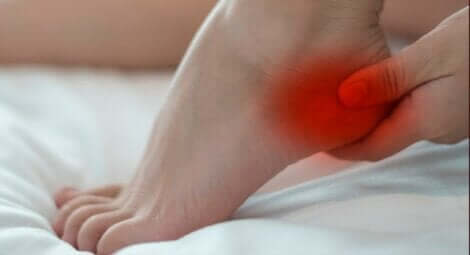 En kvinne som holder seg på hælen.