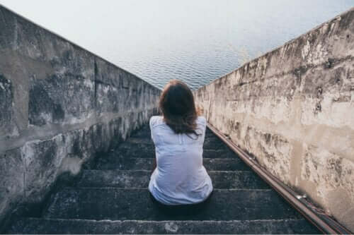 En kvinne som sitter foran havet og lurer på om det finnes mennesker uten følelser.