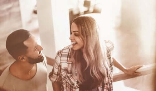 En mann som snakker med en kvinne.