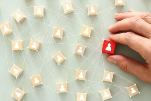 En person som holder forskjellige sjetonger med mennesker på, som representerer psykologien av personlighet.