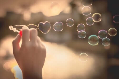 En person som blåser bobler.
