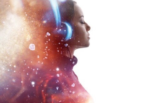 Jente som hører på musikk.