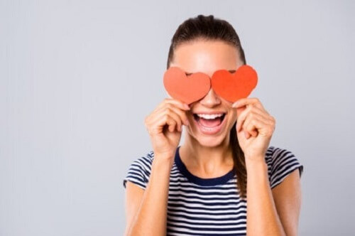 Kvinne med hjerter foran øynene.