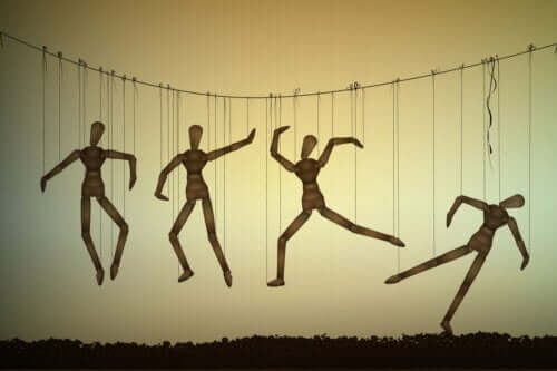 Dukker hengende fra strenger.