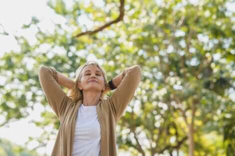 En eldre kvinne som liker hvordan naturen hjelper med å avlaste stress.