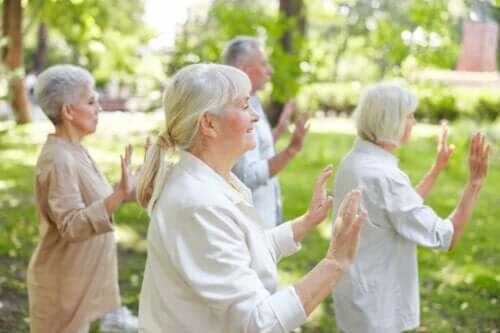 En gruppe eldre som praktiserer qigong.