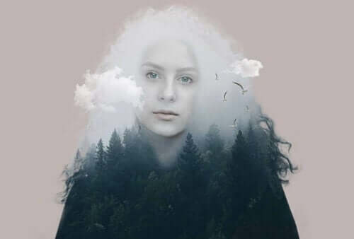 En kvinne mellom skog og skyer.