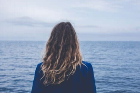 En kvinne som ser på havet som lever et meningsfylt liv.