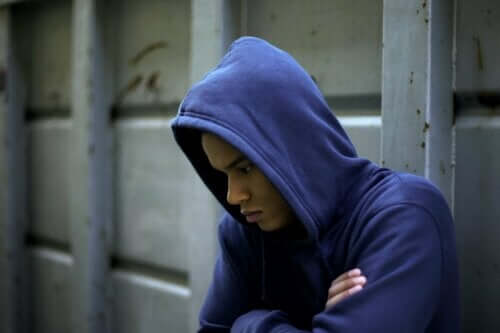 En mann som tenker på anomi.