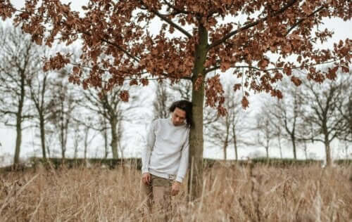 En mann under et tre.