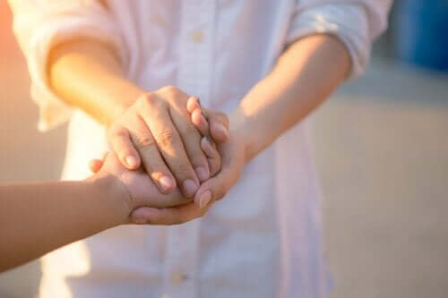 En person som hjelper en annen.