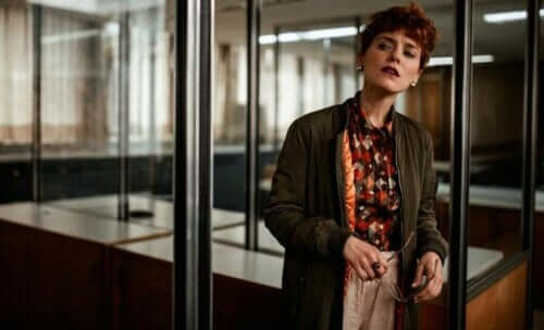 En tilsynelatende mistenksom kvinne.