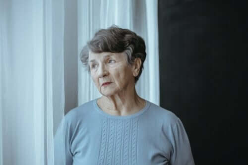 Eldre kvinne som tenker.